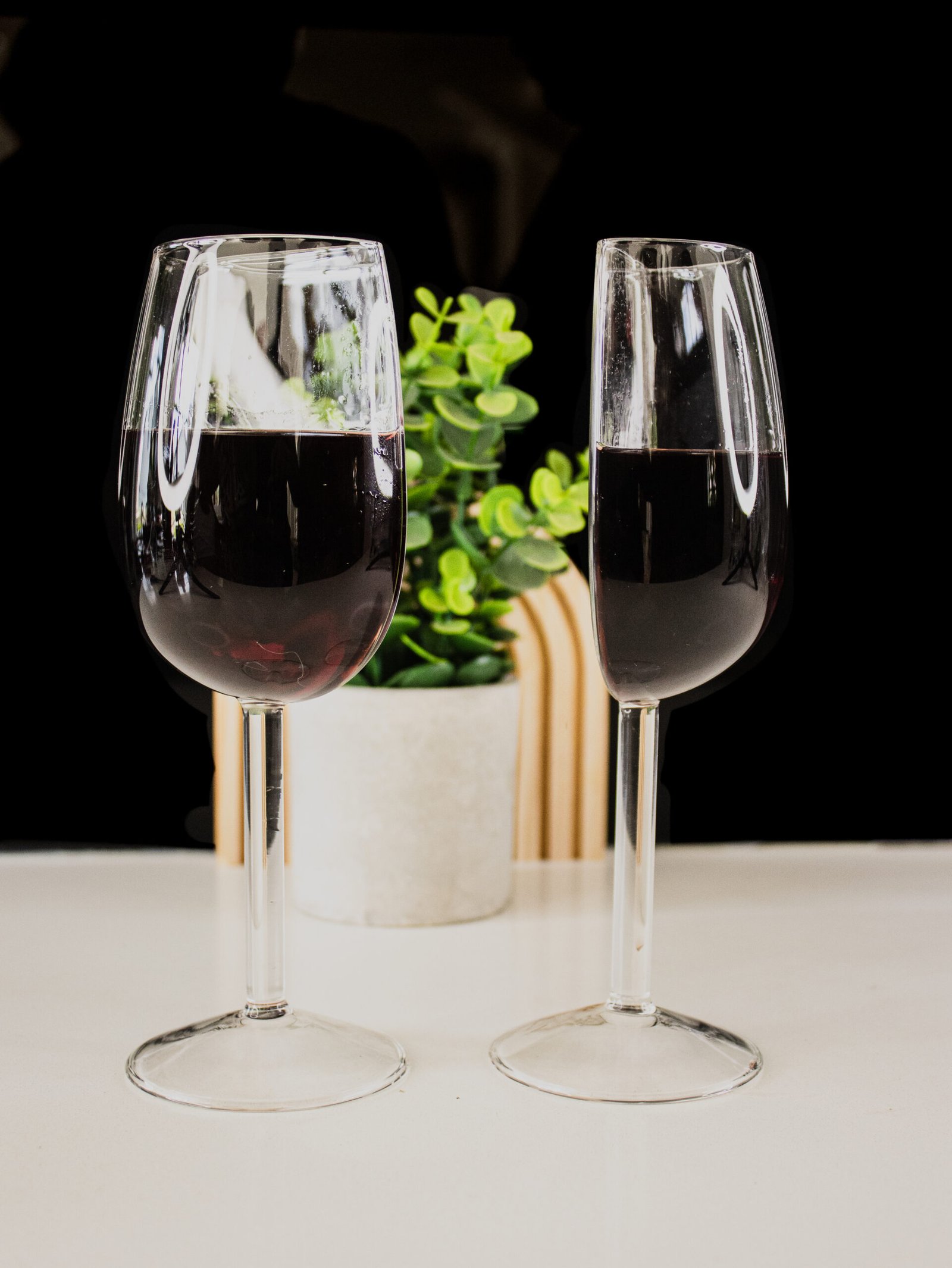 Half wine glasses_Filled_oval tray_plant