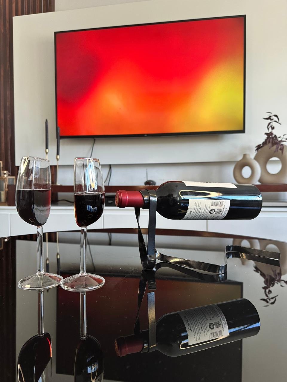 Half wine glasses_filled_black wine string_TV view_V2