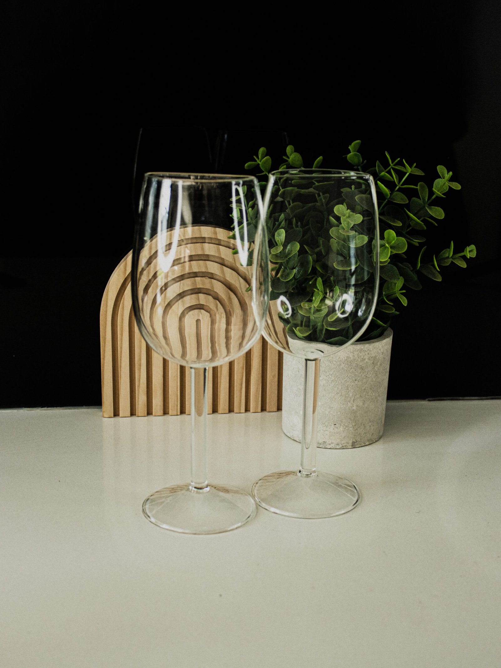 Half wine glasses_oval tray_plant